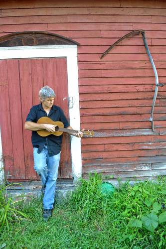 Singer-songwriter Richard Chase will perform at the Petit Concert Series in downtown Orangethe on April 13 from 2 to 4 p.m.
